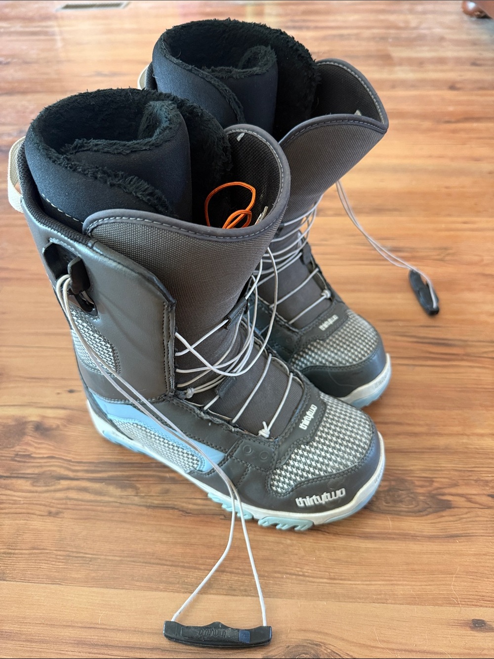 thirtytwo Women's Gray and Light Blue Snowboard Boots